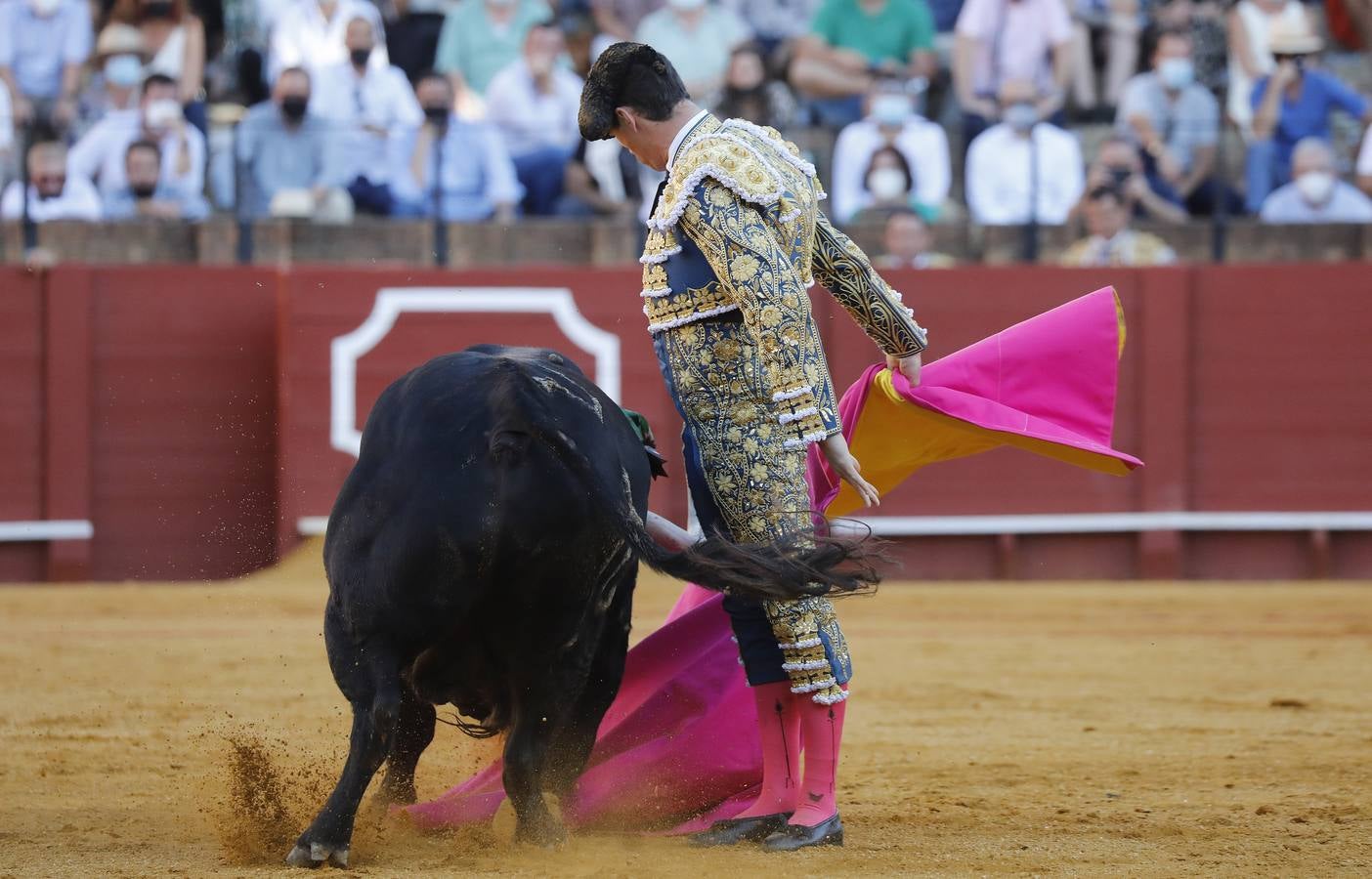 Daniel Luque, de azul y oro en la Maestranza