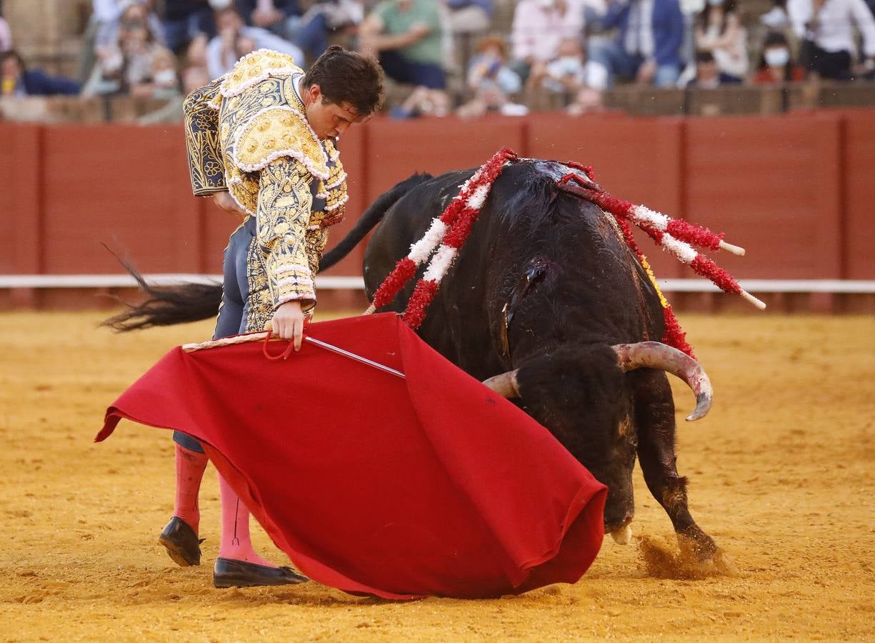 Daniel Luque, de azul y oro en la Maestranza