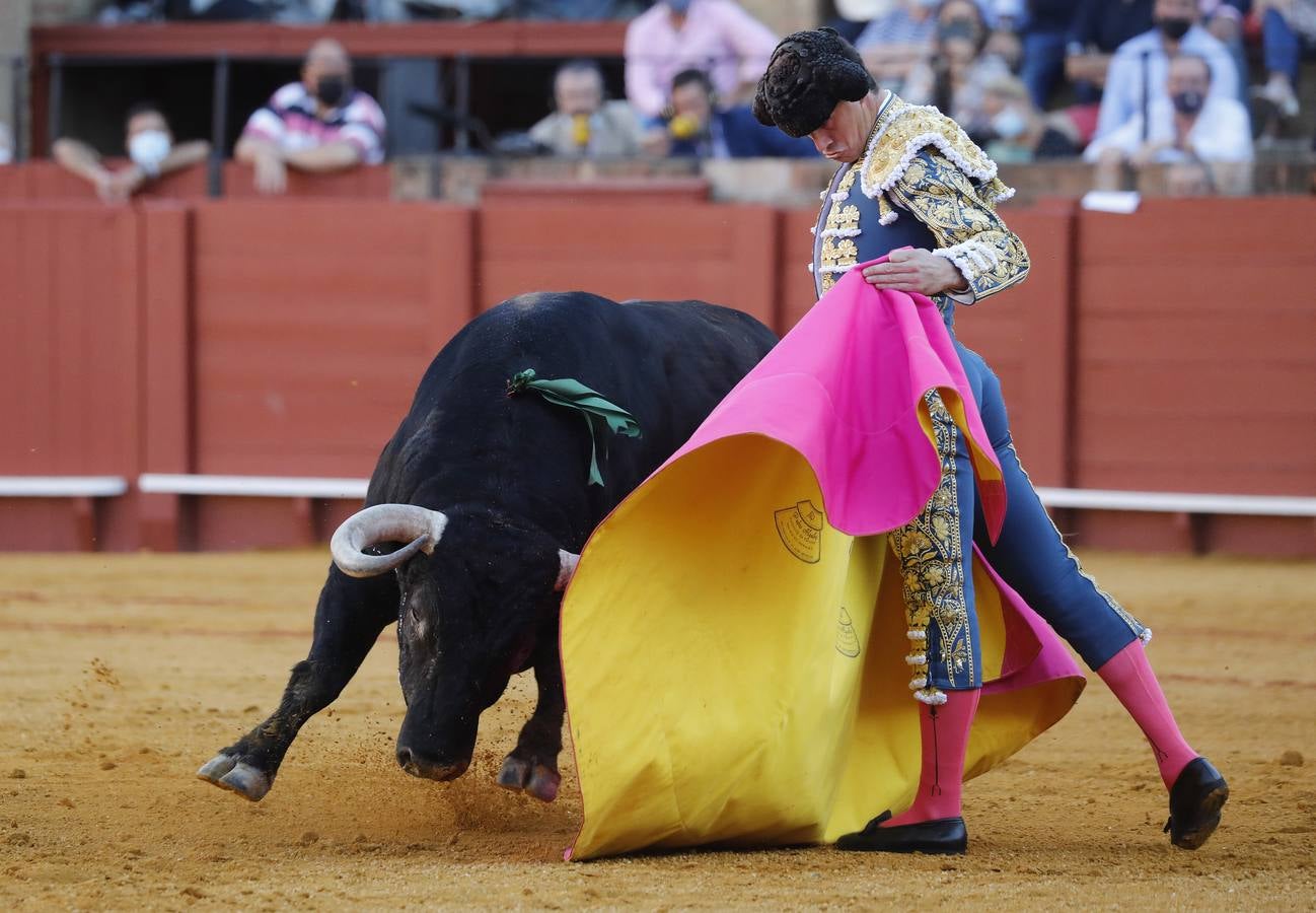 Daniel Luque, de azul y oro en la Maestranza