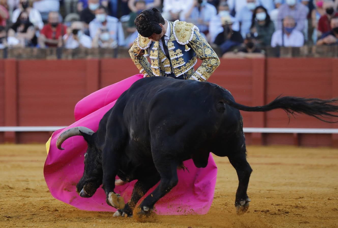 Daniel Luque, de azul y oro en la Maestranza