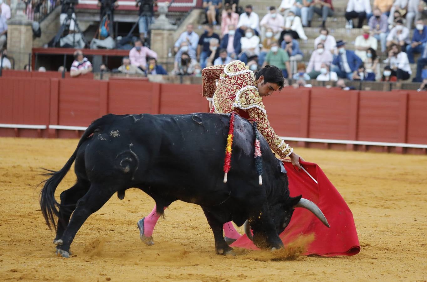 Miguel Ángel Perera, de sangre de toro y oro en la Maestranza