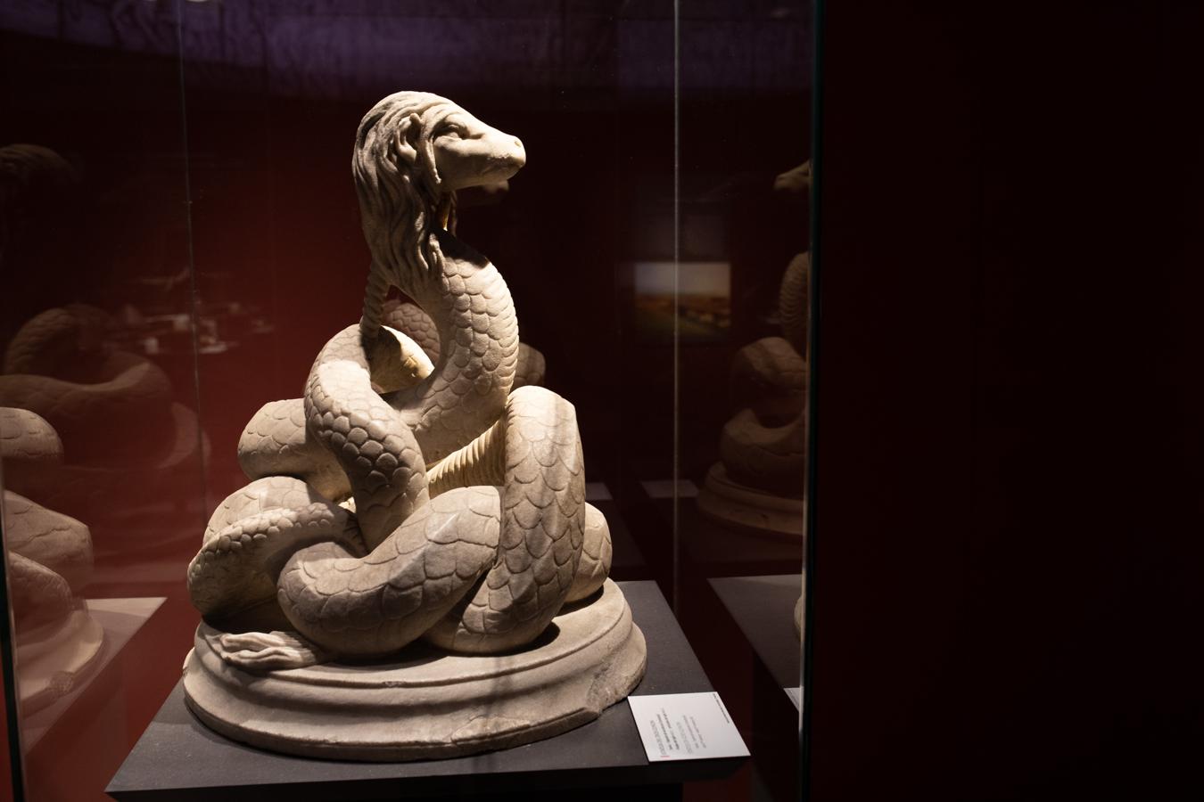 Estatua de mármol del dios Glycon encontrada en Constanza en 1962. La serpiente con cabeza de perro, pelo y orejas de hombre y cola de león mediría desplegada 4,76 metros. 