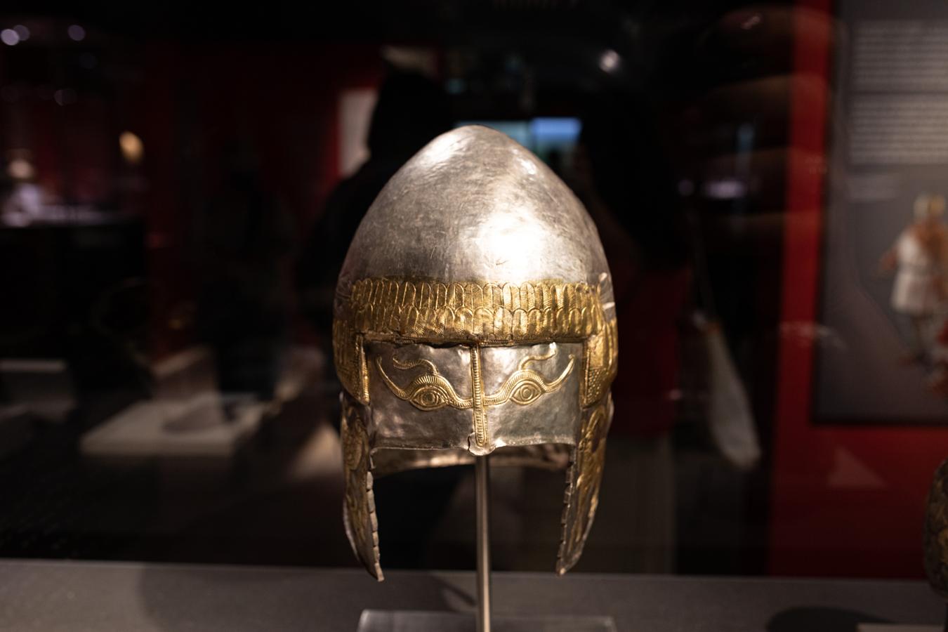 Casco de la tumba principesca geta de Peretu, de la segunda mitad del siglo IV a.C. Realizado en plata parcialmente dorado, está decorado con ojos apotropaicos sobre la frente. 