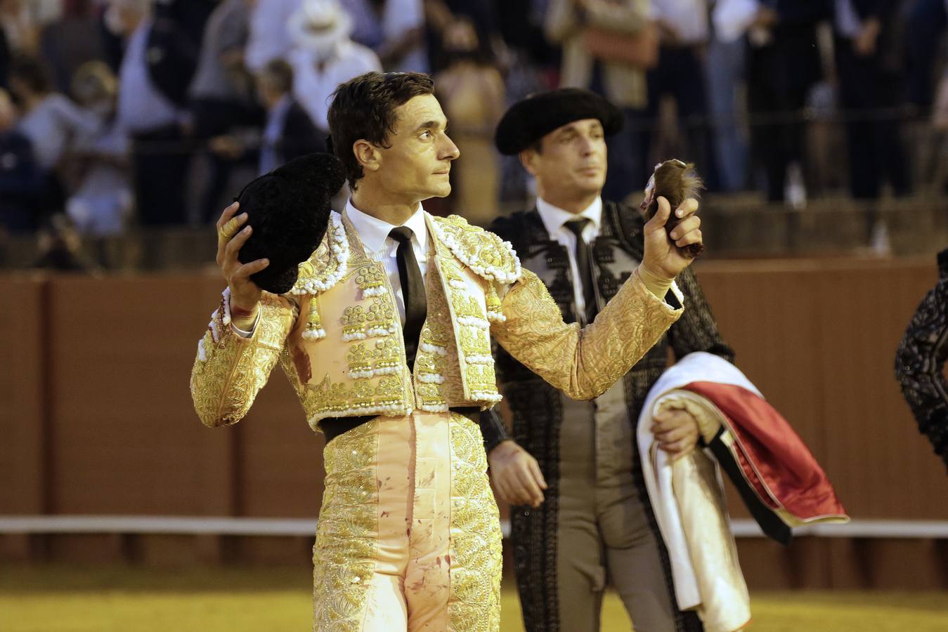 Paco Ureña, de rosa y oro en la Maestranza