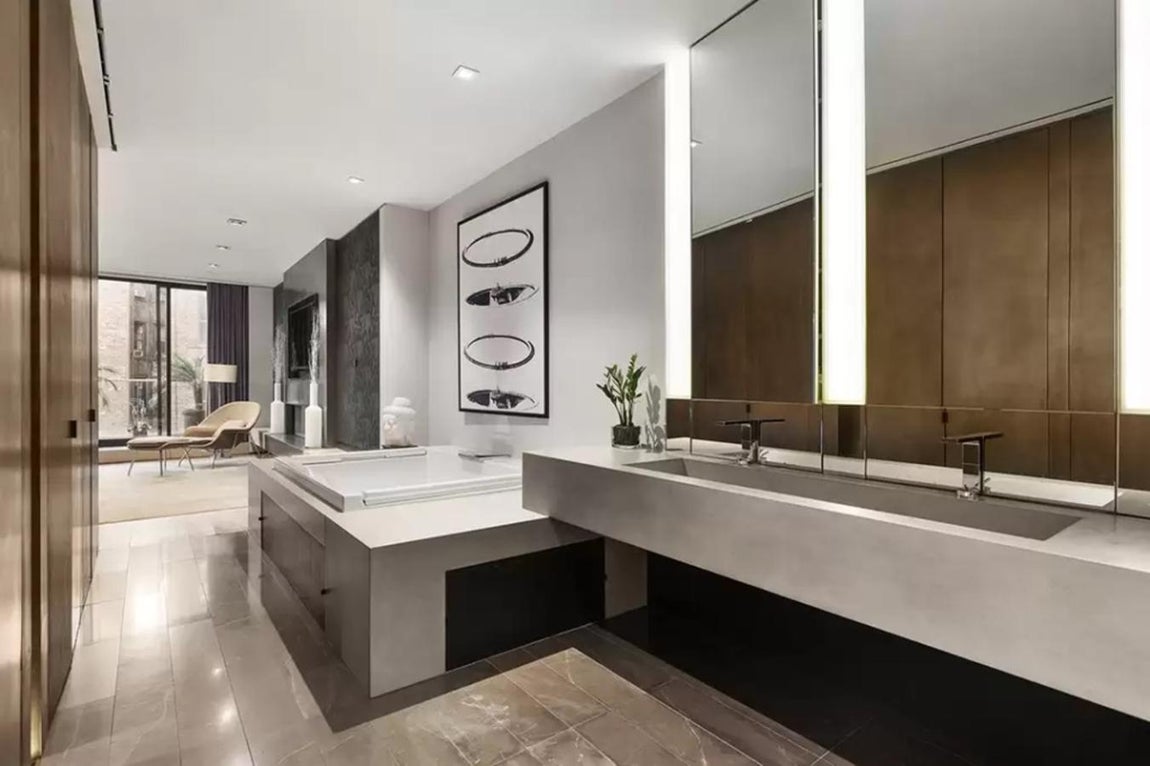 La casa de 26 millones que Kylie Jenner vende en Nueva York. Cada uno de sus seis cuartos de baño tiene unos acabados de lo más sofisticados.