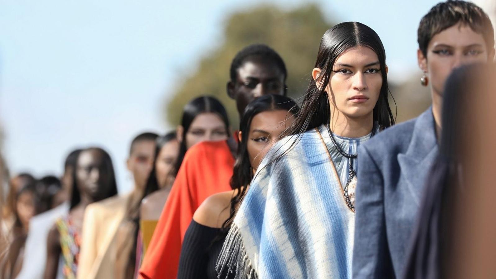 Chloé - PFW primavera-verano 2022. La firma ha mostrado un desfile en el que ha primado la diversidad, ya no solo en las prendas, sino también en las modelos. La colección ha estado impregnada de aires étnicos con ponchos, blusas oversize, vestidos con vuelo y faldas vaporosas en donde se han visto estampados que han ido desde las rayas a las flores con una paleta de color muy variada.