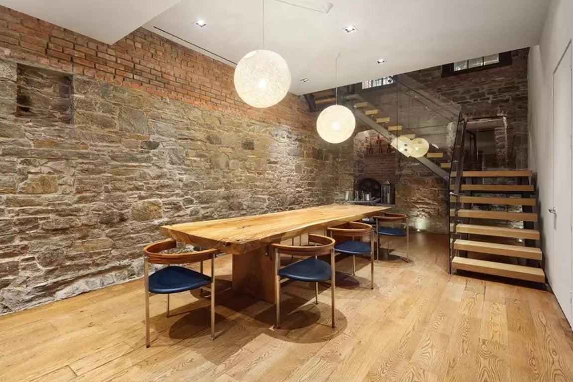 La casa de 26 millones que Kylie Jenner vende en Nueva York. El estilo es bastante cálido a la vez que vanguardista gracias a la pared de piedra y los acabados en madera. No faltan tampoco los espaciosos comedores y salones donde se pueden celebrar todo tipo de reuniones.