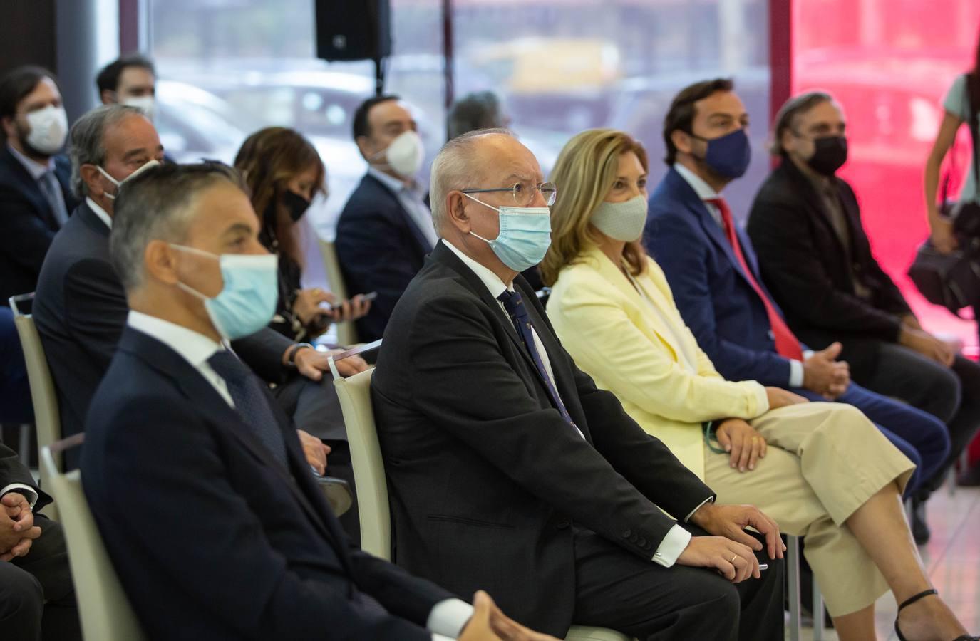 Álvaro Ybarra, director de ABC Sevilla, junto a la secretaria general de Vivienda de la Junta de Andalucía, Alicia Martínez, y otros asistentes