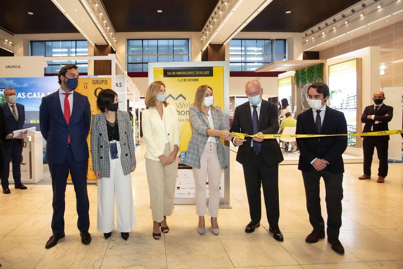 La Consejera de Fomento, Infraestructuras y Ordenación del Territorio de la Junta de Andalucía, Marifrán Carazo Villalonga, junto a la secretaria general de Vivienda de la Junta de Andalucía, Alicia Martínez, el director de ABC Sevilla, Álvaro Ybarra, y otras personalidades del sector inmobiliario