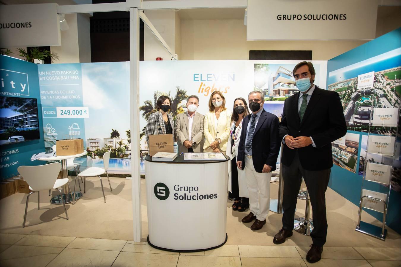 La directora de Vía Ágora visita con el resto de personalidades el stand del Grupo Soluciones