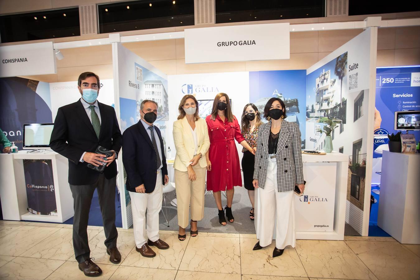 Vanesa Sivianes junto a las autoridades en el stand del Grupo Galia