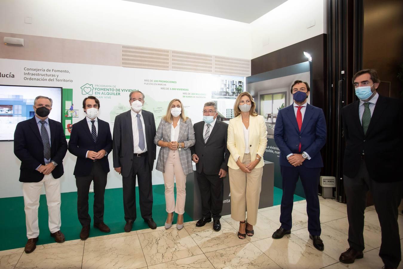 Autoridades en el stand de la Junta de Andalucía