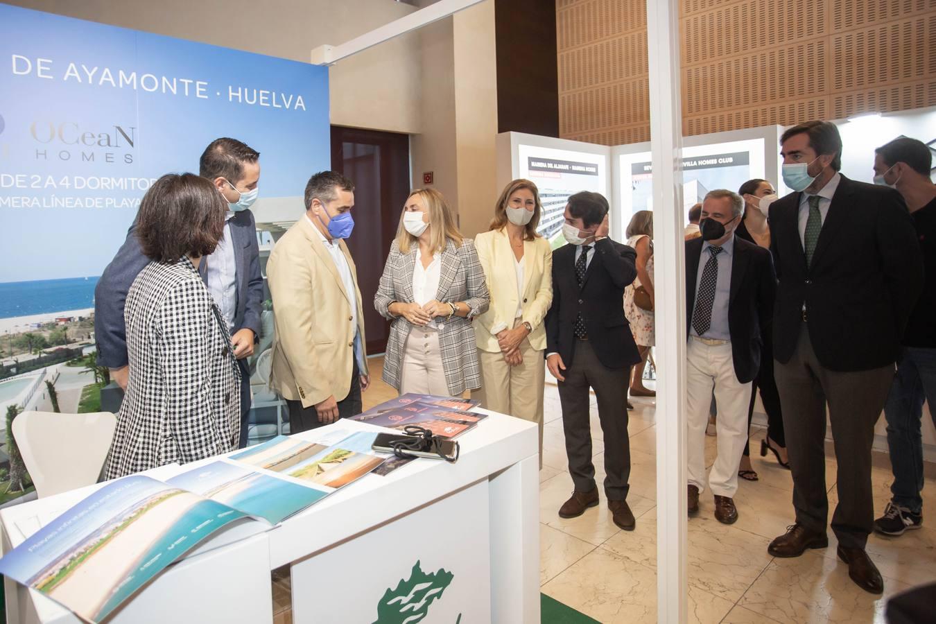 Representantes del grupo inmobiliario Isla Canela junto a las autoridades en Welcome Home Sevilla