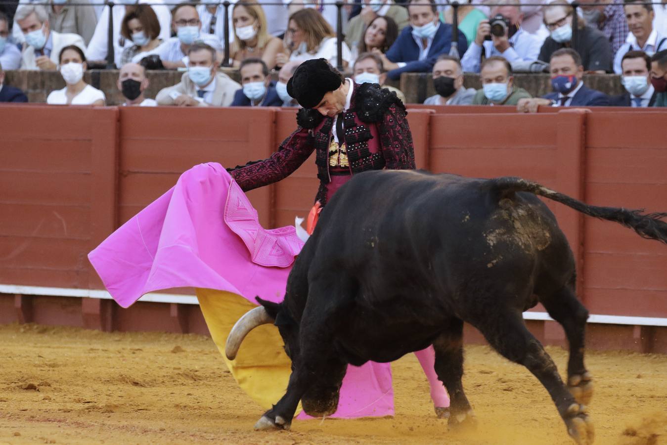 Juan Ortega, de rioja y azabache en la Maestranza