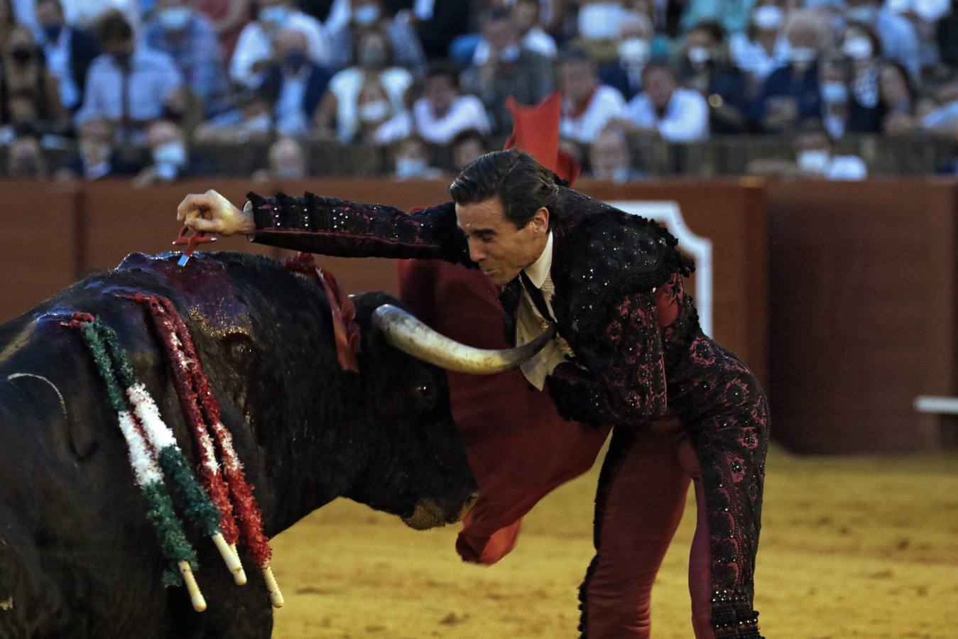 Juan Ortega, de rioja y azabache en la Maestranza