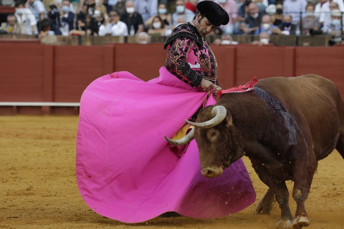 Morante de la Puebla, de rosa y azabache en la Maestranza