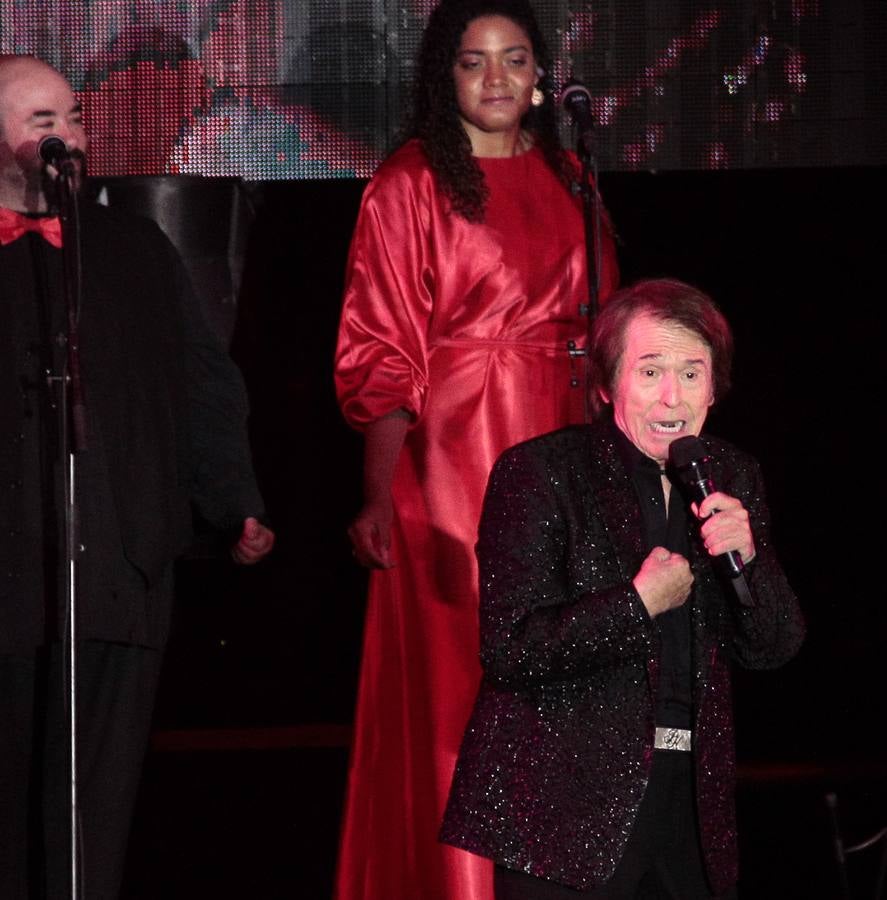 En imágenes, el concierto de Raphael en la Plaza de España