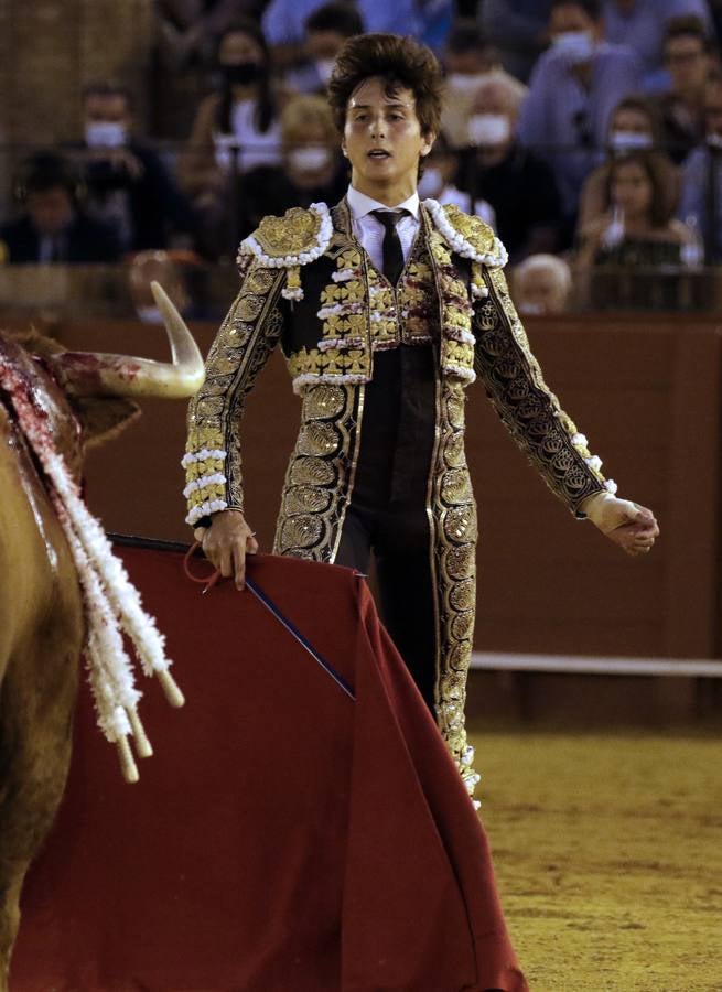 Roca Rey, de negro y oro en la Maestranza