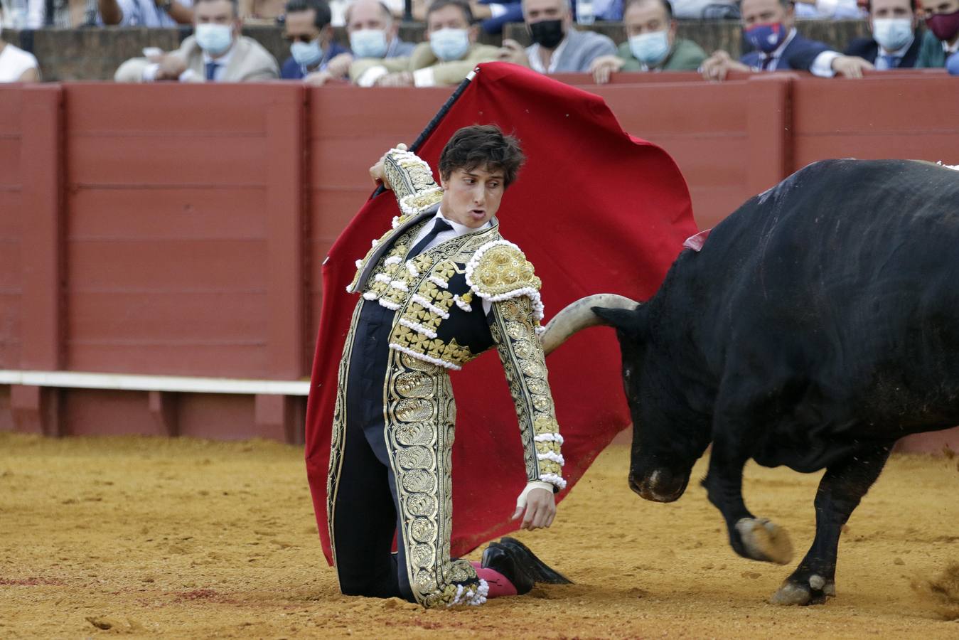 Roca Rey, de negro y oro en la Maestranza