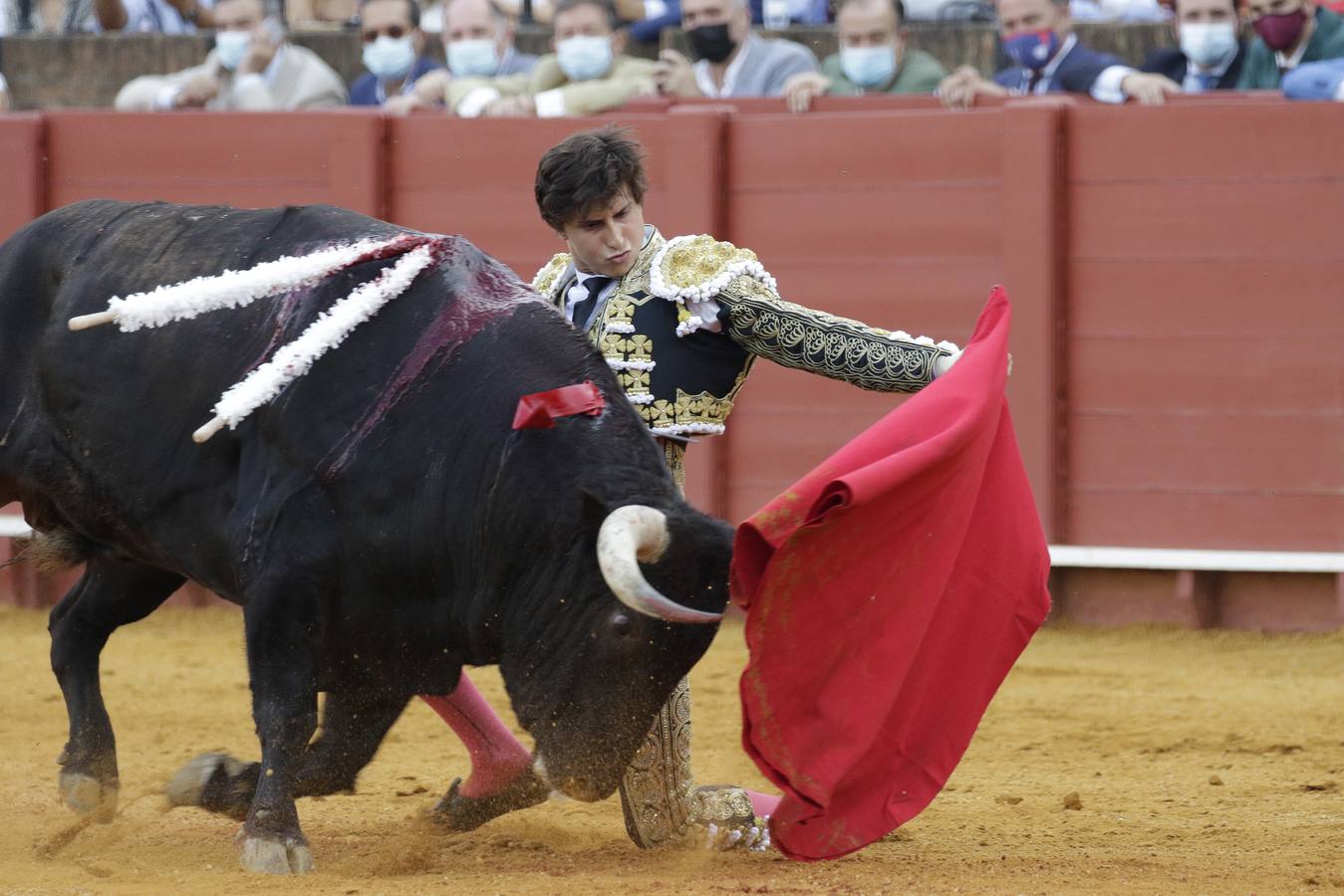 Roca Rey, de negro y oro en la Maestranza