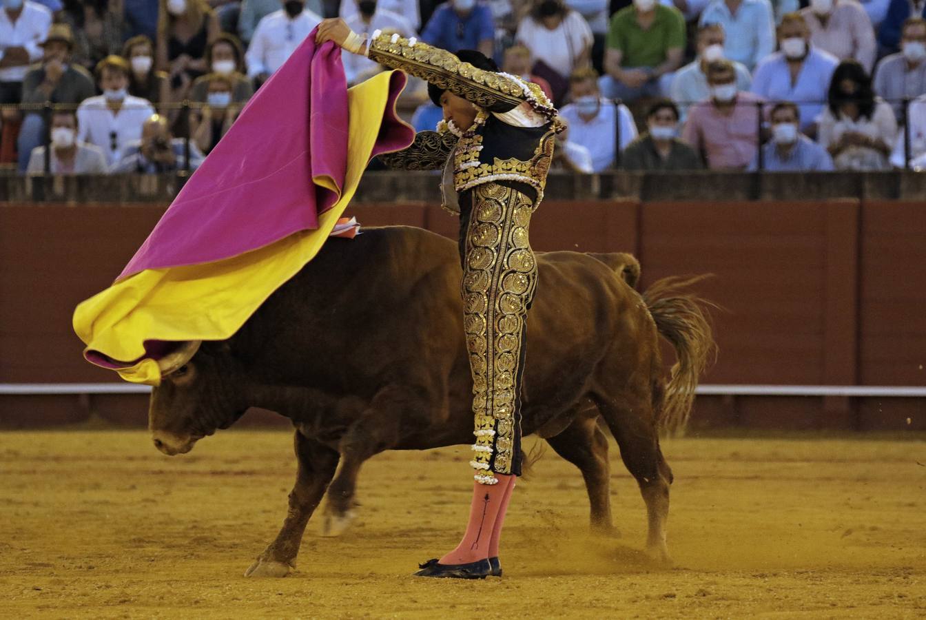 Roca Rey, de negro y oro en la Maestranza