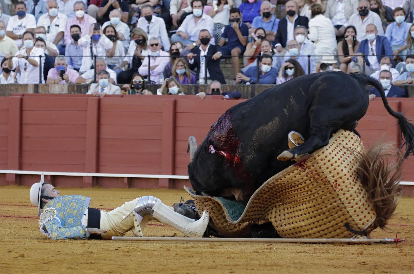 En imágenes: Urdiales firma su mejor faena en Sevilla y Manzanares corta una oreja