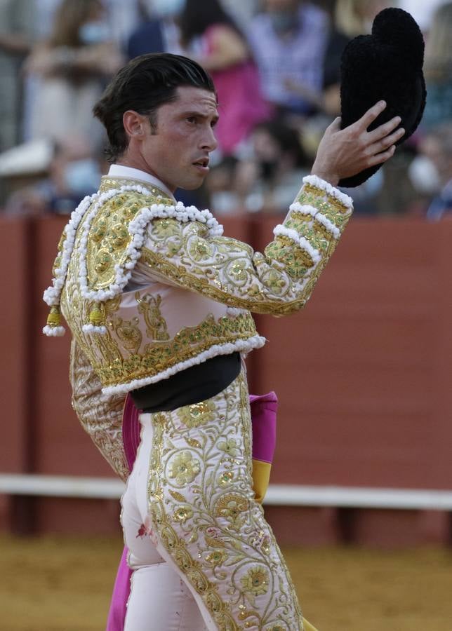 Ángel Jiménez, de blanco y oro en la Maestranza