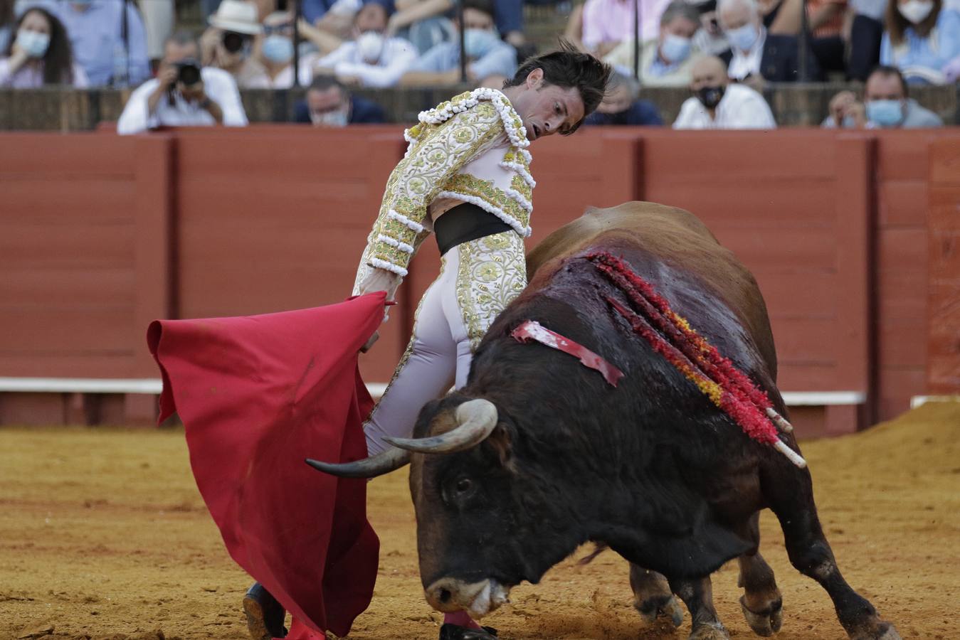 Ángel Jiménez, de blanco y oro en la Maestranza