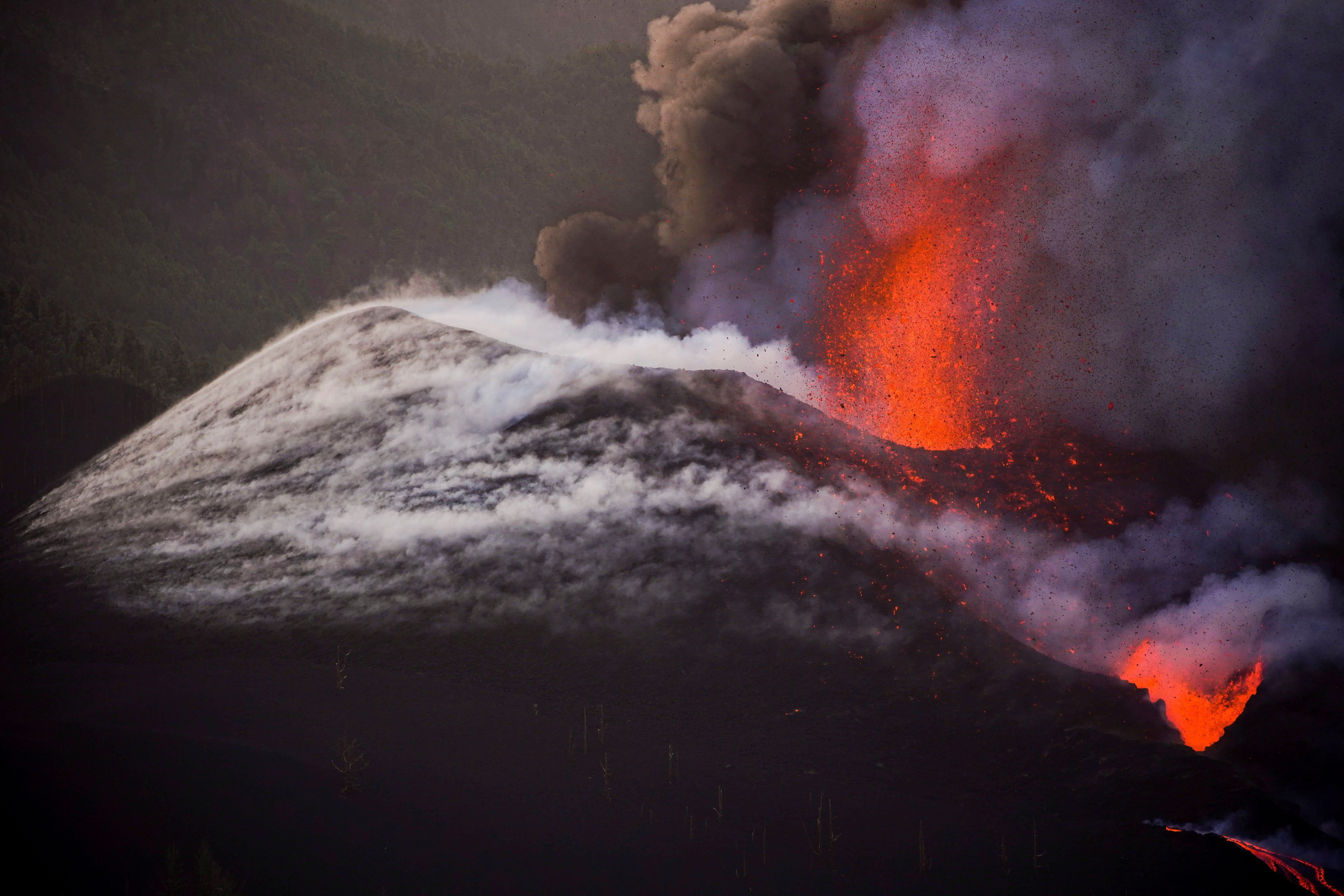 Las imágenes más impactantes del sábado del volcán de La Palma