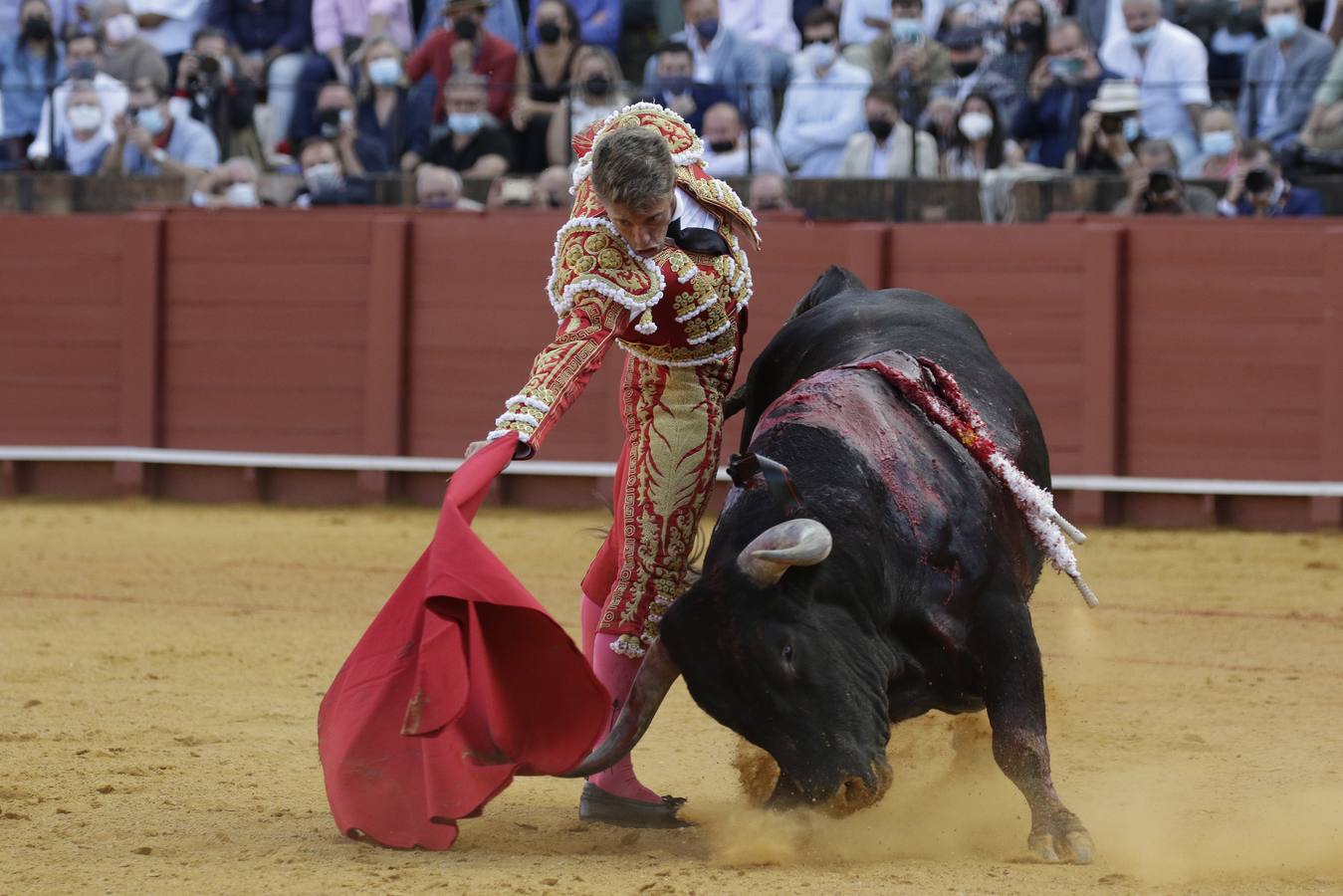 Manuel Escribano, de grana y oro en la Maestranza