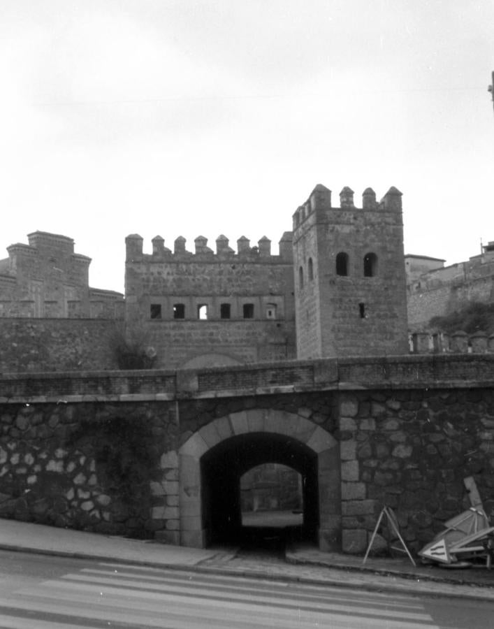 Enero de 1977, junto a la embocadura del túnel están las señales ya dispuestas para iniciar las obras que eliminarían este tramo carretero inaugurado en 1923. FOTOGRAFIA DE RAFAEL DEL CERRO. 
