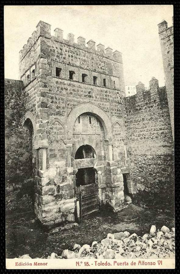 La rehabilitación de la puerta de Alfonso VI comenzó en 1907 gracias al interés del pintor Ricardo Arredondo. En esta postal de Menor (1910) se percibe ya despejado el arco central y una poterna aneja también recién abierta. Archivo Municipal de Toledo. 