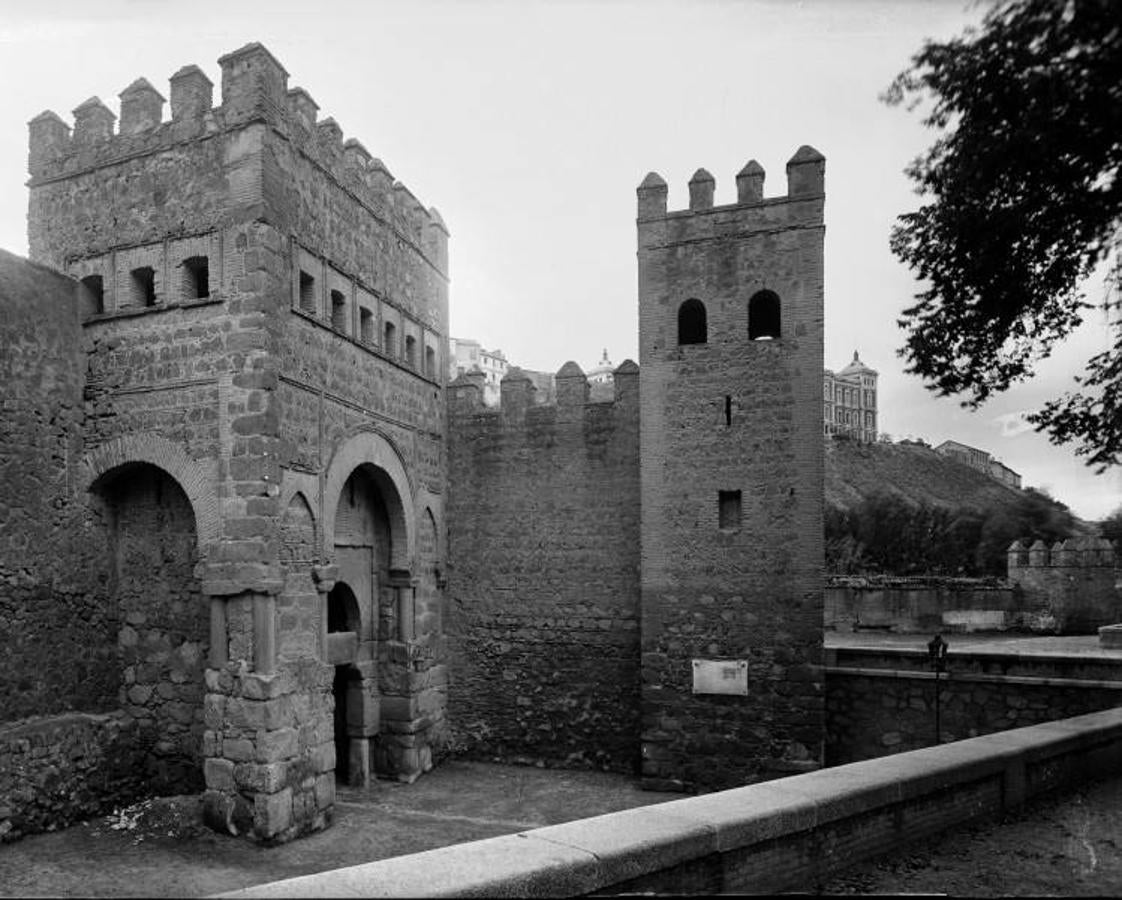 La puerta de Alfonso VI en una postal editada por Luis Arribas (ca. 1952). En el torreón exterior aún estaba la lápida dedicada a la reforma urbana que aquí dirigió Luis Barcala. Sería retirada al prohibirse su anclaje en un monumento nacional. Archivo Municipal de Toledo. 