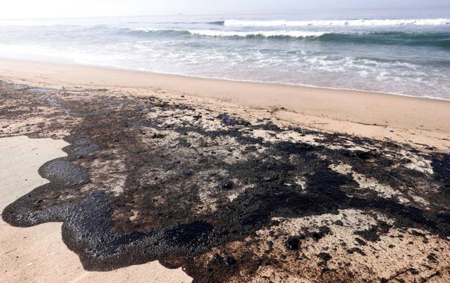 34 kilómetros cuadrados. Las autoridades californianas estiman que el tamaño de la mancha de crudo que flota en el mar es de unos 34 kilómetros cuadrados