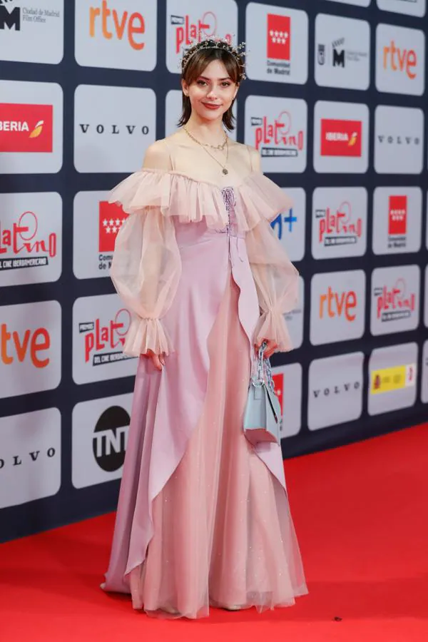 Kami Zea, en la alfombra roja de los Premios Platino 2021. La actriz de 20 años diseñó su propio vestido.
