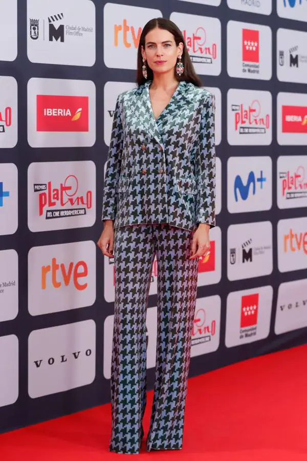 Natalia Valera, en la alfombra roja de los Premios Platino 2021. Con un conjunto de camisa y pantalón estampados de inspiración tipo pijama.