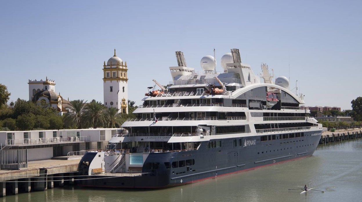 Un lujoso crucero atraca en Sevilla