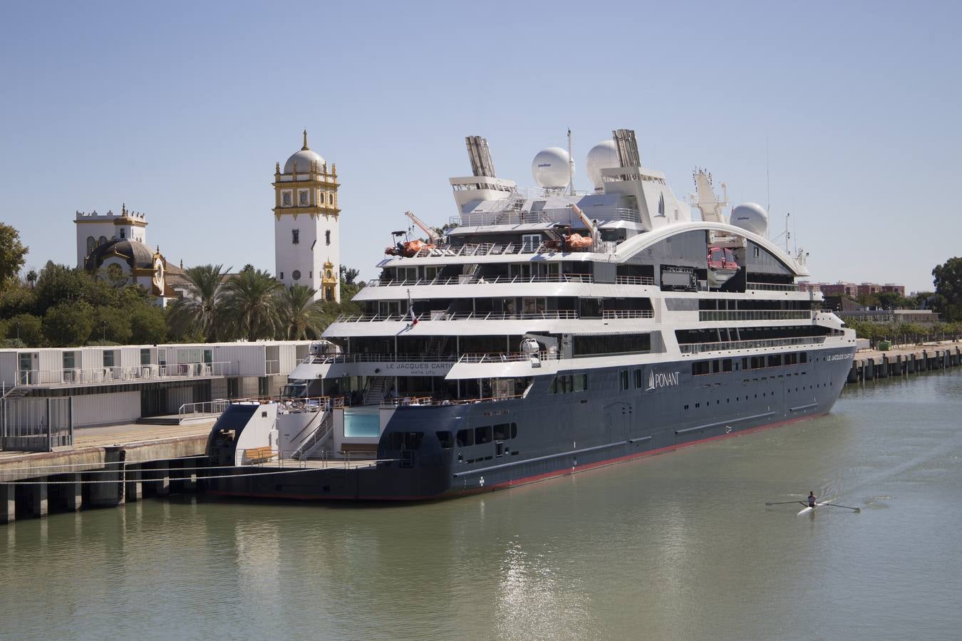 Un lujoso crucero atraca en Sevilla