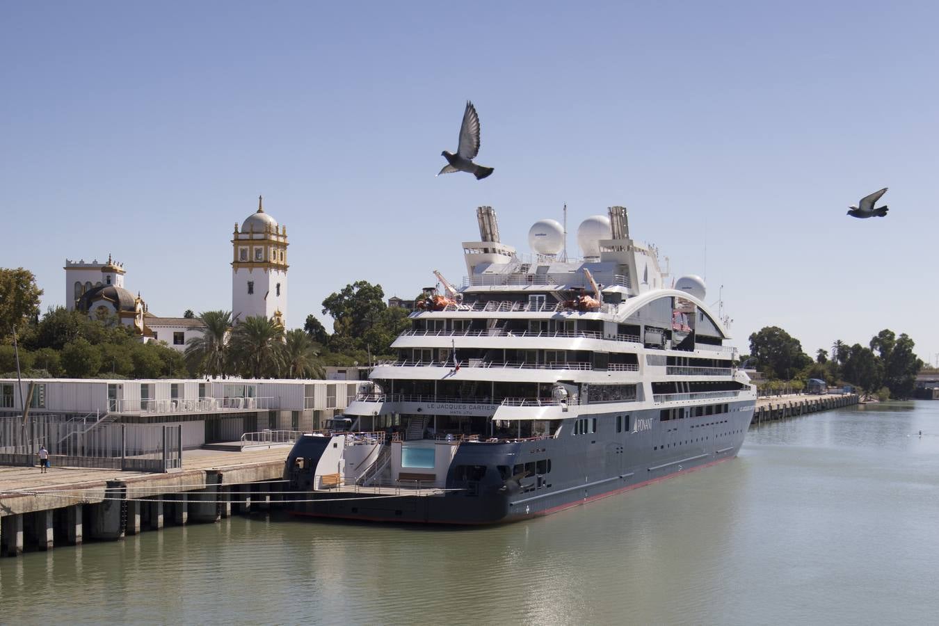 Un lujoso crucero atraca en Sevilla