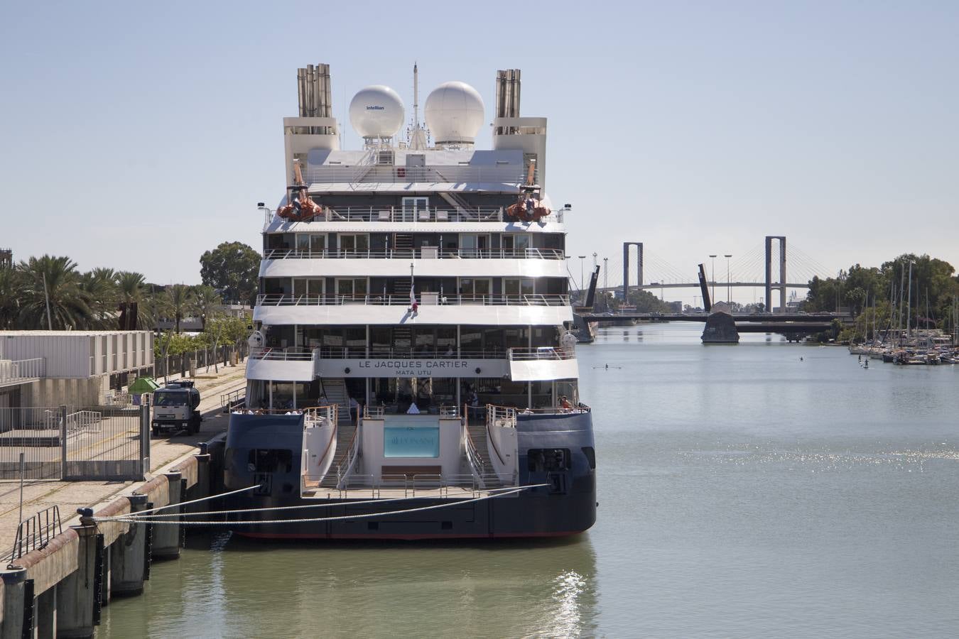 Un lujoso crucero atraca en Sevilla