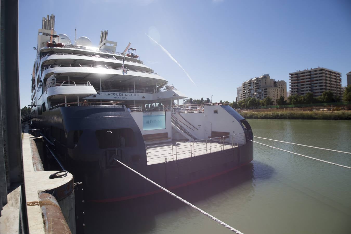 Un lujoso crucero atraca en Sevilla