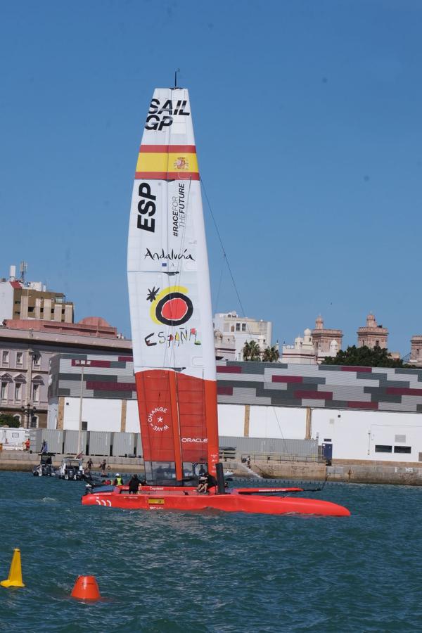 FOTOS: Los catamaranes de la SailGP ya entrenan en aguas de la bahía de Cádiz