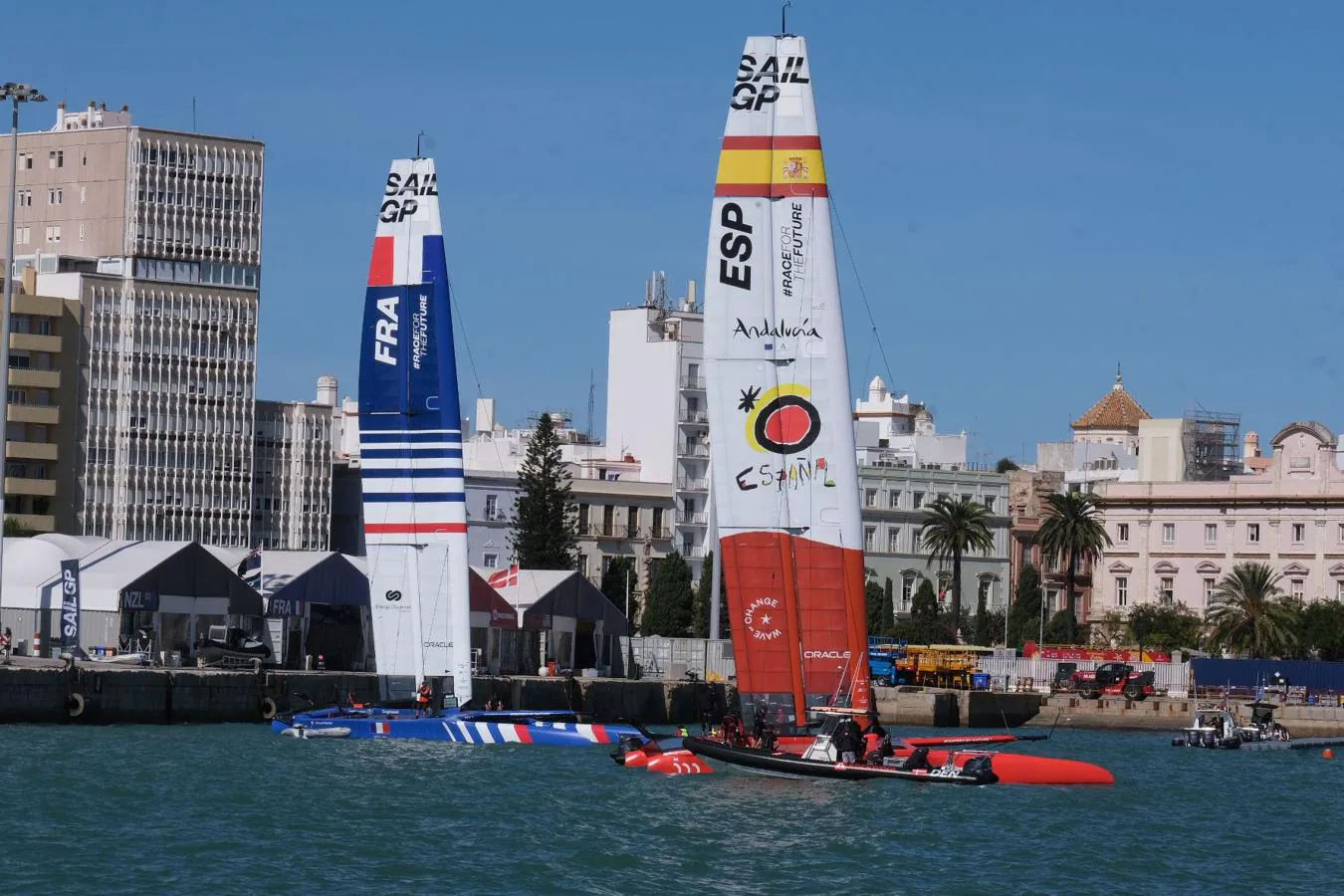 FOTOS: Los catamaranes de la SailGP ya entrenan en aguas de la bahía de Cádiz