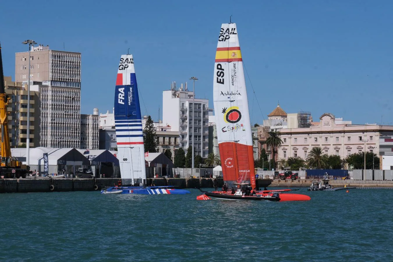 FOTOS: Los catamaranes de la SailGP ya entrenan en aguas de la bahía de Cádiz