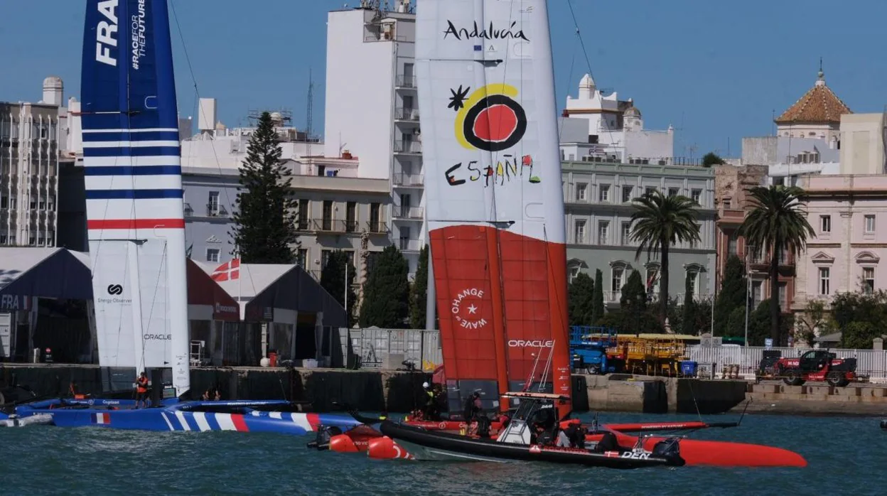 FOTOS: Los catamaranes de la SailGP ya entrenan en aguas de la bahía de Cádiz