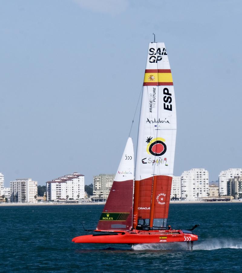 FOTOS: Los catamaranes de la SailGP ya entrenan en aguas de la bahía de Cádiz