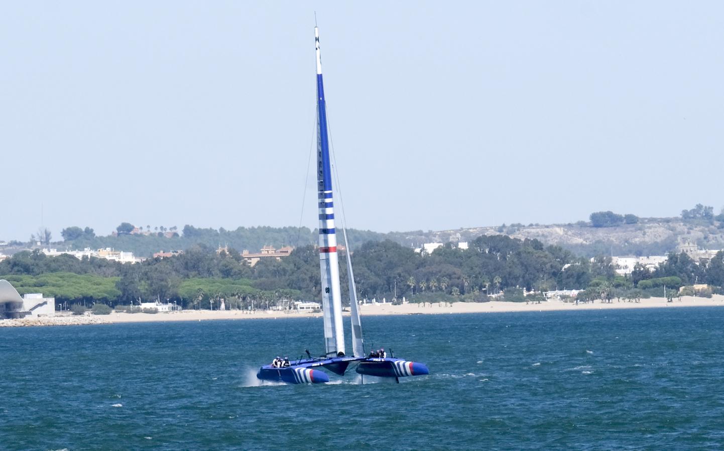 FOTOS: Los catamaranes de la SailGP ya entrenan en aguas de la bahía de Cádiz