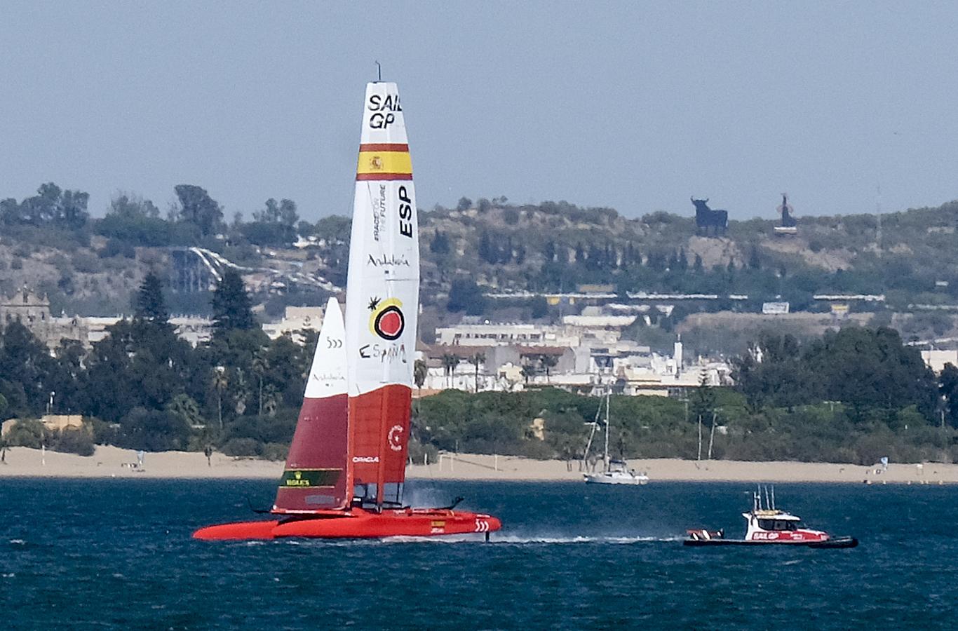 FOTOS: Los catamaranes de la SailGP ya entrenan en aguas de la bahía de Cádiz