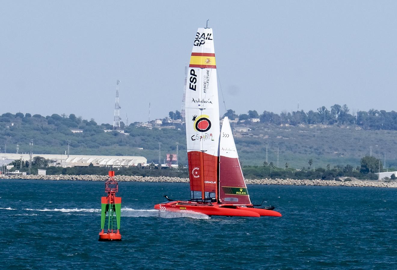 FOTOS: Los catamaranes de la SailGP ya entrenan en aguas de la bahía de Cádiz