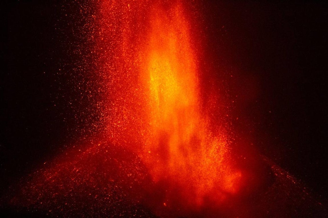 Salida de magma tras el hundimiento parcial del cono. 